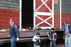 Crew-WRyM-4B-working-on-freight-house-Whippany-Winter-1984-SPH