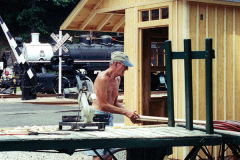 Crew-WRyM-199E-Earle-working-on-ticket-office-7-11-2004-SPH
